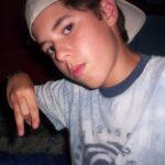 Borja Jiménez Mérida Instagram – Les presento a minibejo del 2006 aka B.J.M. (Borja Jiménez Mérida) cuando empecé a rapear. Tenía 11 años, camiseta ecko, muñequera, un grelo detrás de la oreja y hacía la letra M con la mano porque tenía un grupo llamado MataCristos (Mc’s) con mi amigo Davizañez (Dz) @dezetahiphop
En aquella época empezamos a grabar nuestras primeras maquetas con la grabadora del mp3 y las instrumentales descargadas del eMule. Íbamos a la misma clase en el colegio y escribíamos las letras en los recreos, luego a la tarde iba a su casa y lo grabábamos.
Hace poco volví a coincidir con Davizañez después de muchos años sin contactarnos. Yo había perdido esas grabaciones pero él las tenía bien guardadas. Me pasó aquellas maquetas y cuando volví a oírlas se me pusieron los pelos como tachas.
Uno de los temas de Davizañez se llamaba Chulito, y de ahí salió el estribillo del último tema de Locoplaya. La versión original de Dz está guapísima la tienen en la tercera foto.
Un abrazo Davizañez hace ya 16 años de estas andaduras 😵❤️ Barrio Del Peru