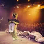 Borja Jiménez Mérida Instagram - 👽👽👽 Estas fotos son del jueves pasado tocando en Madrid en un festival benéfico para apoyar a los afectados por el volcán de la Palma organizado por @losvinagres gracias a todos los que se vinieron ❤️ Pronto empezamos la gira de desconciertos tengo muchas ganas!!En qué city nos vemos?? Entradas disponibles > link en bio 📸 @sergioalbert_