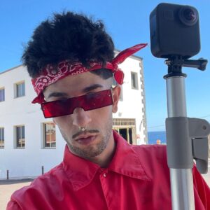 Borja Jiménez Mérida Instagram - Estoy muy contento con la salida de Tripi Hapa, tenía muchas ganas de compartirlo con ustedes. Para mí ha sido un proyecto muy especial. He intentado volver a la esencia del Hipi Hapa, hacer unas letras calidad 4K y tirarlas en unos buenos beats pepinos. He trabajado con gente a la que admiro desde pequeño @cookinsoul @johnnygalaxxy @creambarbershop ha sido increíble poder hacer este team.

He grabado los vídeos haciendo lo que me gusta, buceando, con la bici, pintando… Hacerlo ha sido como unas vacaciones, los vídeos los he hecho con mis amigos. 

Gracias a todos los que apoyan el bejismo me siento muy agradecido por el cariño recibido. Espero que hayan disfrutado del álbum tanto como yo haciéndolo ❤️