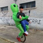 Borja Jiménez Mérida Instagram - Esta canción se llama RAP LARGO porque dura 8 minutos 👽👽👽 Link en bio Muchas gracias a mi niña @rosahacecosas x el vídeo 🎥 Con la música de @rrodrigomunoz 🎵 El Espacio