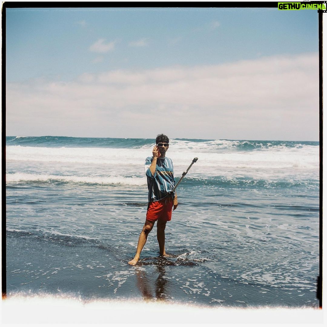 Borja Jiménez Mérida Instagram - Queda una semana para que salga TRIPI HAPA mi nuevo disco con @cookinsoul 🚀 Aquí en la foto andaba yo grabando uno de los videos del álbum con la cámara 360 en forma de 8=D Fotos: @alvar_alonso w/ @claudio__rivero La Isla Bonita