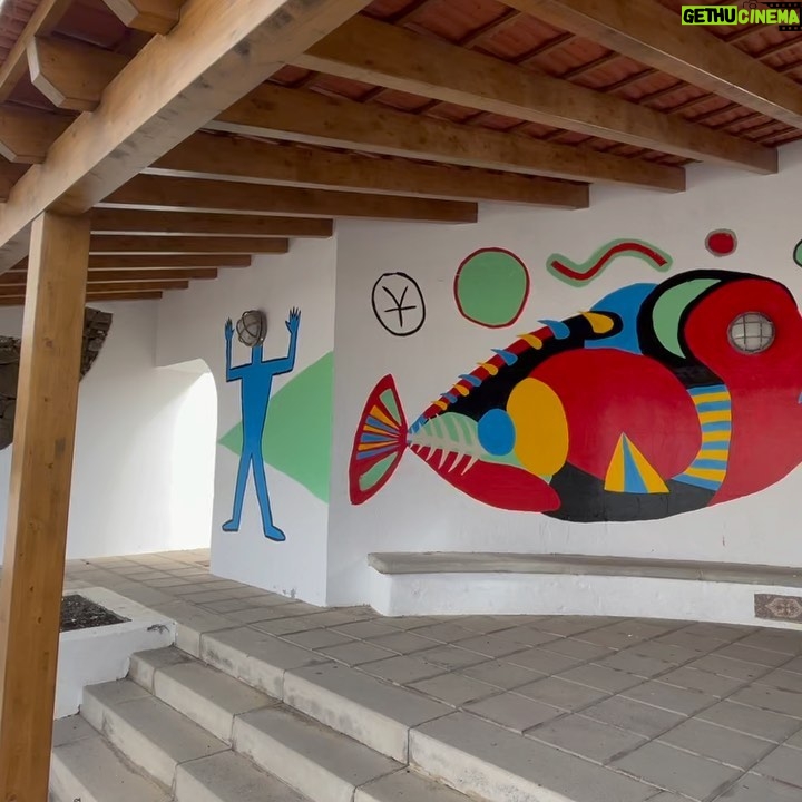 Borja Jiménez Mérida Instagram - Muy contento de pintar mi primer mural en la plaza de La Caleta 😀🐠🖌 Gracias a los muchachos de la brocha gorda por echarme una mano @kuko_th3_dog @yosce.g @daferez @armichegonzalez 💪