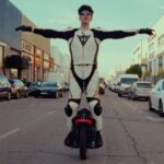 Borja Jiménez Mérida Instagram – RAP IDO | BARRACUDAS 2 🏁 YA DISPONIBLE
En este tema he intentado dar todo mi potencial en forma de barracudas. Lo escribí a la vieja ausanza, cachito a cachito, cogiendo las mejores frases que tenía guardadas en la manga y juntándolas como un collage. En esta ocasión el monociclo va sin pedales pero sudé igualmente con el traje de cuero este que me puse.
El beat es de @eddymugre un productor al que admiro
Grabado y coloreado por @alvar_alonso con su mirada poética
Montaje y locos efectos por @cachi.richi.films
Toque de fantasía con la inteligencia artificial de @estekedecamello
Gracias a @carmina90s por la produ y a @hernandezkiliam por el manejo del foco
Doble de acción @jhonstevenperez93 maestro del monociclo
Mix por @mpadrums y master por @vacuummastering siempre buen monitorizaje
Por último quiero darte las gracias a ti por estar aquí leyendo esto, espero que te guste ❤️