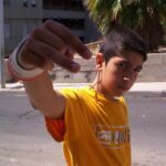 Borja Jiménez Mérida Instagram – Les presento a minibejo del 2006 aka B.J.M. (Borja Jiménez Mérida) cuando empecé a rapear. Tenía 11 años, camiseta ecko, muñequera, un grelo detrás de la oreja y hacía la letra M con la mano porque tenía un grupo llamado MataCristos (Mc’s) con mi amigo Davizañez (Dz) @dezetahiphop
En aquella época empezamos a grabar nuestras primeras maquetas con la grabadora del mp3 y las instrumentales descargadas del eMule. Íbamos a la misma clase en el colegio y escribíamos las letras en los recreos, luego a la tarde iba a su casa y lo grabábamos.
Hace poco volví a coincidir con Davizañez después de muchos años sin contactarnos. Yo había perdido esas grabaciones pero él las tenía bien guardadas. Me pasó aquellas maquetas y cuando volví a oírlas se me pusieron los pelos como tachas.
Uno de los temas de Davizañez se llamaba Chulito, y de ahí salió el estribillo del último tema de Locoplaya. La versión original de Dz está guapísima la tienen en la tercera foto.
Un abrazo Davizañez hace ya 16 años de estas andaduras 😵❤️ Barrio Del Peru