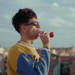 Borja Jiménez Mérida Instagram - Vivir en las nubes como el viento ☁️ Hace una semana salió el EP ‘La vida en Cholas’. Con estos cuatro temas he querido mostrar las cosas bonitas de la vida, escribir con el corazón y dejar a un lado las boberías. A la vieja usanza con cámara, trípode y fantasía he hecho los videoclips este verano mientras andaba de vacaciones y en el salón de casa al volver. Ustedes qué dicen ¿saco más cosas así o me tiro unas barracudas pa la próxima? 🤔 Gracias a todos los implicados @mabreezee @sumebeats @noelrizoguitar @808.blanco @djpimpmadfinger @inner_cut @alejandro.vdiaz @carmina90s @cachi.richi.films Espero que les haya gustado 🧡
