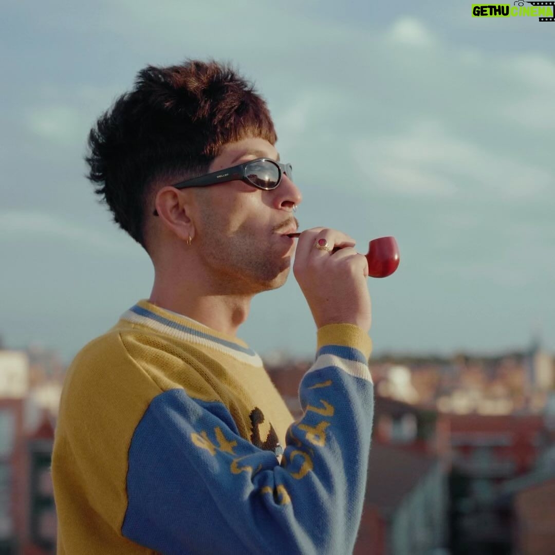 Borja Jiménez Mérida Instagram - Vivir en las nubes como el viento ☁️ Hace una semana salió el EP ‘La vida en Cholas’. Con estos cuatro temas he querido mostrar las cosas bonitas de la vida, escribir con el corazón y dejar a un lado las boberías. A la vieja usanza con cámara, trípode y fantasía he hecho los videoclips este verano mientras andaba de vacaciones y en el salón de casa al volver. Ustedes qué dicen ¿saco más cosas así o me tiro unas barracudas pa la próxima? 🤔 Gracias a todos los implicados @mabreezee @sumebeats @noelrizoguitar @808.blanco @djpimpmadfinger @inner_cut @alejandro.vdiaz @carmina90s @cachi.richi.films Espero que les haya gustado 🧡