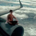 Borja Jiménez Mérida Instagram - Vivir en las nubes como el viento ☁️ Hace una semana salió el EP ‘La vida en Cholas’. Con estos cuatro temas he querido mostrar las cosas bonitas de la vida, escribir con el corazón y dejar a un lado las boberías. A la vieja usanza con cámara, trípode y fantasía he hecho los videoclips este verano mientras andaba de vacaciones y en el salón de casa al volver. Ustedes qué dicen ¿saco más cosas así o me tiro unas barracudas pa la próxima? 🤔 Gracias a todos los implicados @mabreezee @sumebeats @noelrizoguitar @808.blanco @djpimpmadfinger @inner_cut @alejandro.vdiaz @carmina90s @cachi.richi.films Espero que les haya gustado 🧡