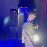 Borja Jiménez Mérida Instagram - Vivir en las nubes como el viento ☁️ Hace una semana salió el EP ‘La vida en Cholas’. Con estos cuatro temas he querido mostrar las cosas bonitas de la vida, escribir con el corazón y dejar a un lado las boberías. A la vieja usanza con cámara, trípode y fantasía he hecho los videoclips este verano mientras andaba de vacaciones y en el salón de casa al volver. Ustedes qué dicen ¿saco más cosas así o me tiro unas barracudas pa la próxima? 🤔 Gracias a todos los implicados @mabreezee @sumebeats @noelrizoguitar @808.blanco @djpimpmadfinger @inner_cut @alejandro.vdiaz @carmina90s @cachi.richi.films Espero que les haya gustado 🧡