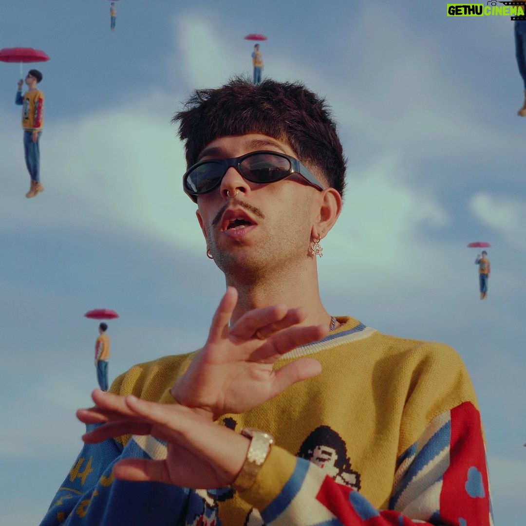 Borja Jiménez Mérida Instagram - Vivir en las nubes como el viento ☁️ Hace una semana salió el EP ‘La vida en Cholas’. Con estos cuatro temas he querido mostrar las cosas bonitas de la vida, escribir con el corazón y dejar a un lado las boberías. A la vieja usanza con cámara, trípode y fantasía he hecho los videoclips este verano mientras andaba de vacaciones y en el salón de casa al volver. Ustedes qué dicen ¿saco más cosas así o me tiro unas barracudas pa la próxima? 🤔 Gracias a todos los implicados @mabreezee @sumebeats @noelrizoguitar @808.blanco @djpimpmadfinger @inner_cut @alejandro.vdiaz @carmina90s @cachi.richi.films Espero que les haya gustado 🧡