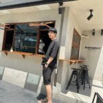 Bovorn Kongnawdee Instagram – รองเท้าก็เหมือนความรัก เราต้องเลือกคู่ที่อยู่กับเราแล้วรู้สึกสบายที่สุด ซึ่งรองเท้า Jelly Bunny คู่นี้ ฟงแมท์ง่ายกับทุกชุด ใส่สบายไปได้กับทุกที่ ยกตำแหน่งให้เป็นรองเท้าคู่ชีวิตฟงเลย

@jellybunny_official
#JBFriends #jbdiscoveryfw23