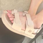 Bovorn Kongnawdee Instagram – รองเท้าก็เหมือนความรัก เราต้องเลือกคู่ที่อยู่กับเราแล้วรู้สึกสบายที่สุด ซึ่งรองเท้า Jelly Bunny คู่นี้ ฟงแมท์ง่ายกับทุกชุด ใส่สบายไปได้กับทุกที่ ยกตำแหน่งให้เป็นรองเท้าคู่ชีวิตฟงเลย

@jellybunny_official
#JBFriends #jbdiscoveryfw23