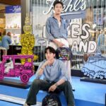 Bovorn Kongnawdee Instagram - 📣กลับมาอีกครั้งกับอีเว้นท์สุดยิ่งใหญ่ Kiehl’s Loves Thailand 🇹🇭ที่ขนความสนุกแบบจัดเต็ม✨ ⚡️มาพร้อมมุมถ่ายรูป Landmark สุดเก๋อย่าง Kiehl’s TukTuk 🛺 และรับไอศครีมฟรีเพียงถ่ายรูปแล้วโพสลงโซเชียล ⚡️พบกับโปรโมชั่นสุดปังและกระเป๋าลาย Kiehl’s Loves Thailand สุด Exclusive เฉพาะในงานนี้เท่านั้น ⚡️ภายในงานยังมีบริการ Skincheck ด้วยเครื่อง Derma Reader Pro โดย Skinpro ผู้เชียวชาญด้านสกินแคร์ ⚡️พลาดไม่ได้กับ The New Super Multi-corrective soft cream ครีมเพื่อผิวยกกระชับ สูตรใหม่ที่เบาบางลง เริ่มขายที่งานนี้ที่แรก ! 📣อย่าลืมมาถ่ายรูปกับ Kiehl’s TukTuk กันที่งาน Kiehl’s Loves Thailand 📍ที่เซ็นทรัลลาดพร้าว ชั้น 1 Zone A 📍ตั้งแต่วันนี้ – วันที่ 6 ก.ย. 2566 #KiehlsThailand #KiehlsLovesThailand CentralPlaza Lardprao
