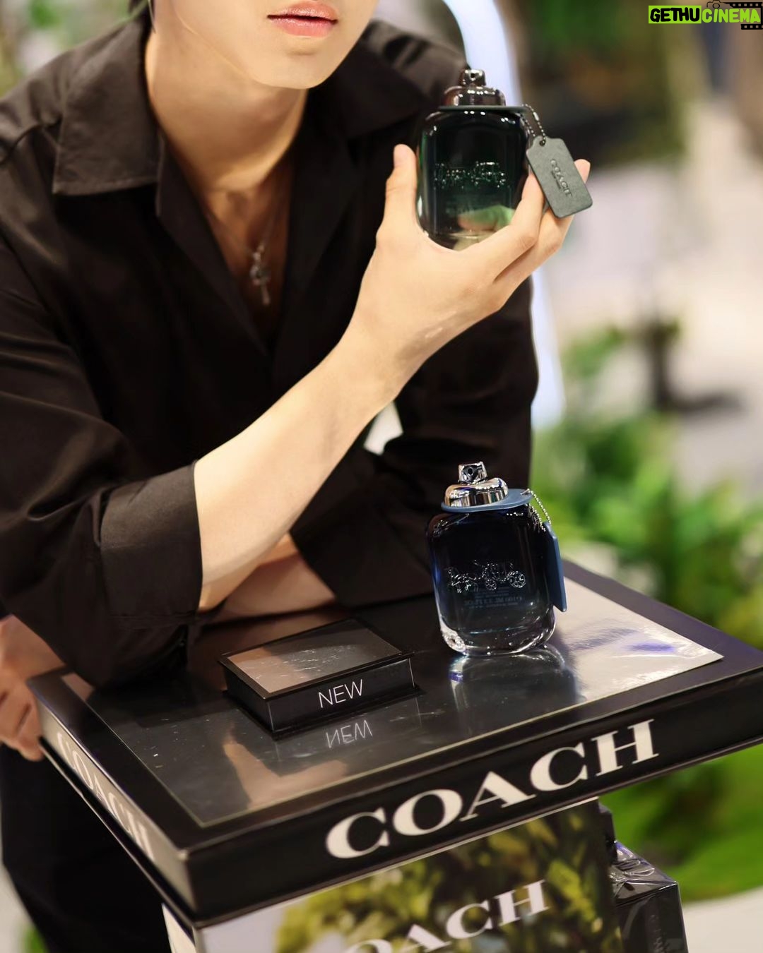 Bovorn Kongnawdee Instagram - New! Coach Green EDT น้ำหอมกลิ่นใหม่ล่าสุดจาก Coach ที่ให้คุณได้สัมผัสกับธรรมชาติ ดื่มด่ำกับบรรยากาศที่ผ่อนคลายกับโอเอซิสใจกลางเมือง ราวกับห้อมล้อมอยู่ในหุบเขาเล็กๆ หลบหนีความวุ่นวายใจ . Find You Green Escape จากน้ำหอม COACH ที่ COACH POP-UP เซ็นทรัลลาดพร้าว บริเวณหน้าแผนกบิวตี้ แกเลอรี ชั้น 1 วันที่ 10 ส.ค. – 16 ส.ค. 2566 . #CoachGreen #CoachFragrances CentralPlaza Lardprao