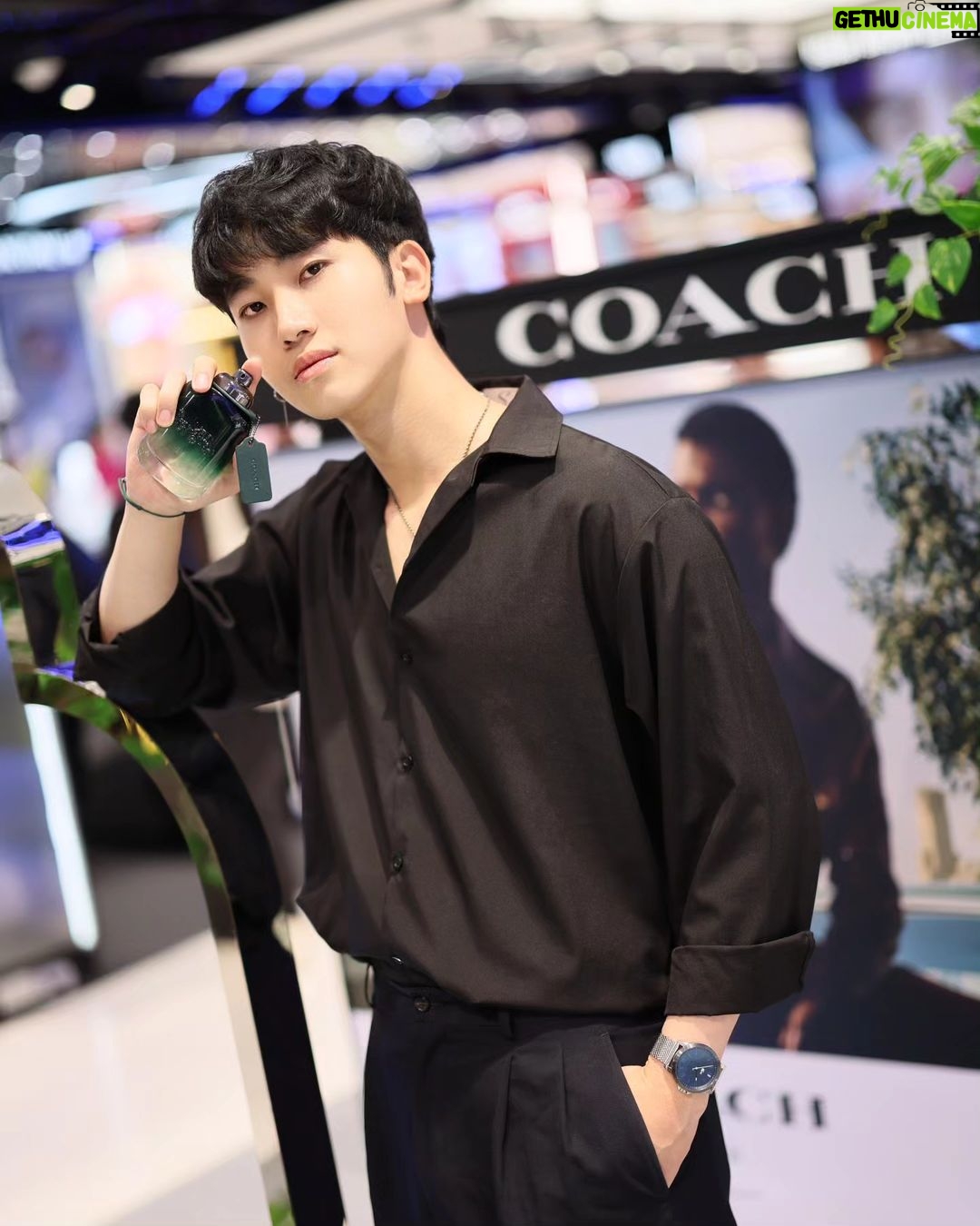 Bovorn Kongnawdee Instagram - New! Coach Green EDT น้ำหอมกลิ่นใหม่ล่าสุดจาก Coach ที่ให้คุณได้สัมผัสกับธรรมชาติ ดื่มด่ำกับบรรยากาศที่ผ่อนคลายกับโอเอซิสใจกลางเมือง ราวกับห้อมล้อมอยู่ในหุบเขาเล็กๆ หลบหนีความวุ่นวายใจ . Find You Green Escape จากน้ำหอม COACH ที่ COACH POP-UP เซ็นทรัลลาดพร้าว บริเวณหน้าแผนกบิวตี้ แกเลอรี ชั้น 1 วันที่ 10 ส.ค. – 16 ส.ค. 2566 . #CoachGreen #CoachFragrances CentralPlaza Lardprao