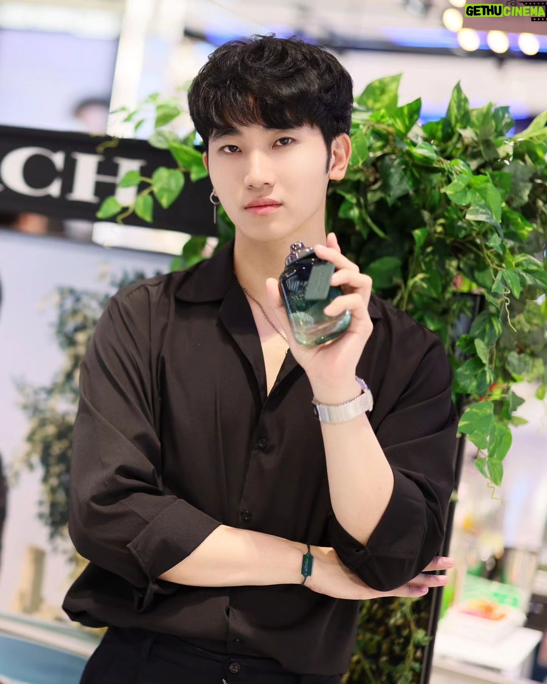 Bovorn Kongnawdee Instagram - New! Coach Green EDT น้ำหอมกลิ่นใหม่ล่าสุดจาก Coach ที่ให้คุณได้สัมผัสกับธรรมชาติ ดื่มด่ำกับบรรยากาศที่ผ่อนคลายกับโอเอซิสใจกลางเมือง ราวกับห้อมล้อมอยู่ในหุบเขาเล็กๆ หลบหนีความวุ่นวายใจ . Find You Green Escape จากน้ำหอม COACH ที่ COACH POP-UP เซ็นทรัลลาดพร้าว บริเวณหน้าแผนกบิวตี้ แกเลอรี ชั้น 1 วันที่ 10 ส.ค. – 16 ส.ค. 2566 . #CoachGreen #CoachFragrances CentralPlaza Lardprao