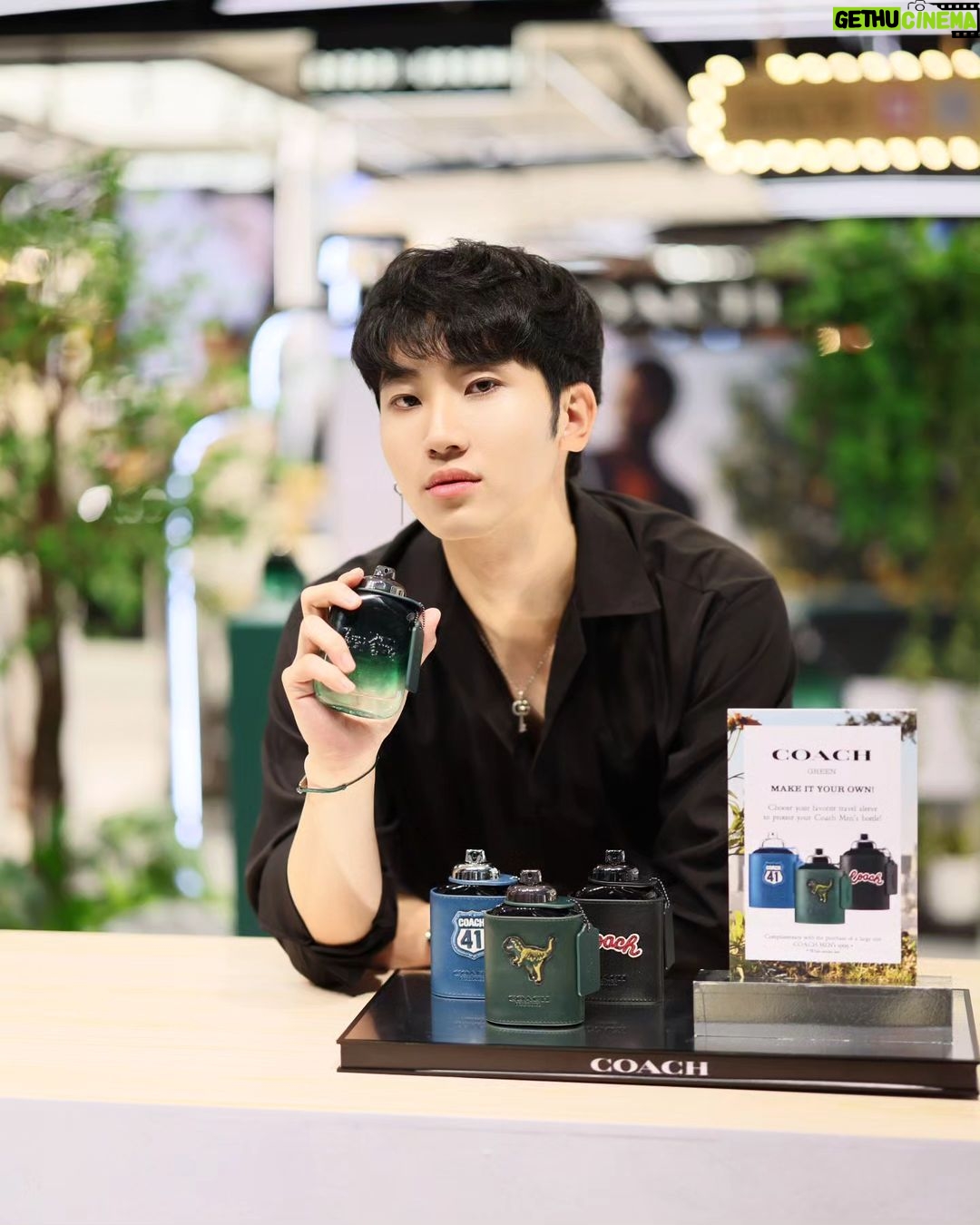 Bovorn Kongnawdee Instagram - New! Coach Green EDT น้ำหอมกลิ่นใหม่ล่าสุดจาก Coach ที่ให้คุณได้สัมผัสกับธรรมชาติ ดื่มด่ำกับบรรยากาศที่ผ่อนคลายกับโอเอซิสใจกลางเมือง ราวกับห้อมล้อมอยู่ในหุบเขาเล็กๆ หลบหนีความวุ่นวายใจ . Find You Green Escape จากน้ำหอม COACH ที่ COACH POP-UP เซ็นทรัลลาดพร้าว บริเวณหน้าแผนกบิวตี้ แกเลอรี ชั้น 1 วันที่ 10 ส.ค. – 16 ส.ค. 2566 . #CoachGreen #CoachFragrances CentralPlaza Lardprao