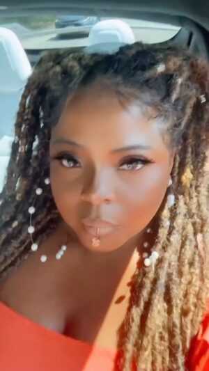 Brely Evans Instagram - Little Rock Arkansas follow @brolinrochelle so you can get your tickets to THE SELF LOVE CONFERENCE!! The absolute best Valentines Day Gift you could give YOURSELF! See y’all there!! February 24,2024❤️I’m on a self love tour stay close meet me there! 
Lip Ring by @jameelajahari_
Song by @samohtmusic 🎼🎵🎤