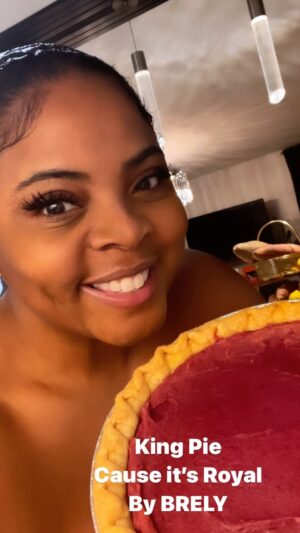 Brely Evans Instagram - Mama LOOK WHAT I MADE!!! Y’all remember a few weeks back when I discovered the PURPLE SWEET POTATO?? Well I had an idea last night!!! And BOOM 💥 let’s bake a pie AND NO IM NOT LATE  cause WE GIVE THANKS OVER HERE EVERYDAY! 🤪🤪🤪 I really don’t know who gone eat all this 😩😩😩 

Comment KING PIE FOR MORE DETAILS AND RECIPE! 💜
