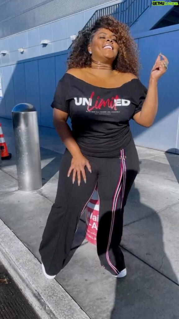 Brely Evans Instagram - This Tshirt gives me LIFE! It reminds me that I’m….UNLIMITED “With God all things are possible” Follow my girl @iamlyneabell and get yours❤️ #openboxwithbrely Exclusive! Want me to wear your brand? DM me! Gold Choker by @jameelajahari_ Video by @bendoll.inc #gotconnectionsapparel Los Angeles, California