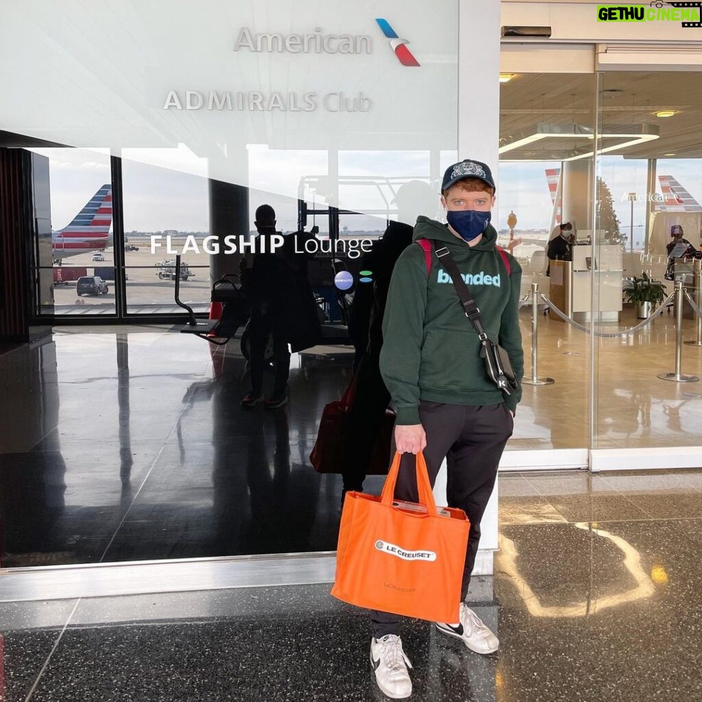 Brendan Scannell Instagram - Luxury Traveller ✈️ @lecreuset Chicago O'Hare International Airport
