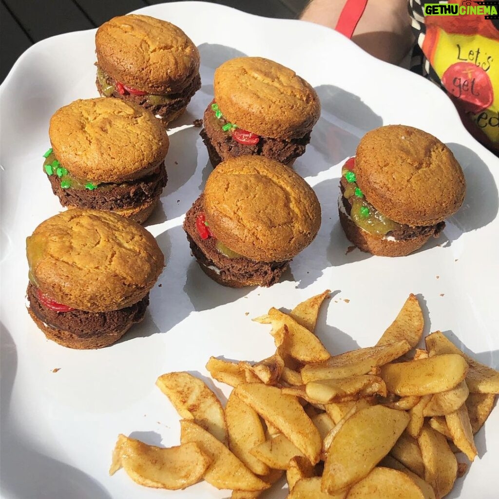 Brendan Scannell Instagram - Brownie cupcake sliders and cinnamon apple fries on an Indiana night! Recipe on final slide xo @kidsbakingchampionshipcasting