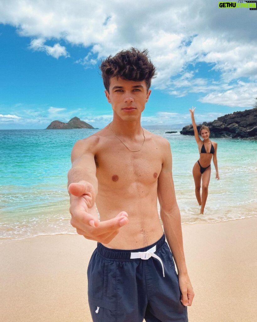Brent Rivera Instagram - Lexi is always photobombing my thirst traps😩😂 Maui Hawaii