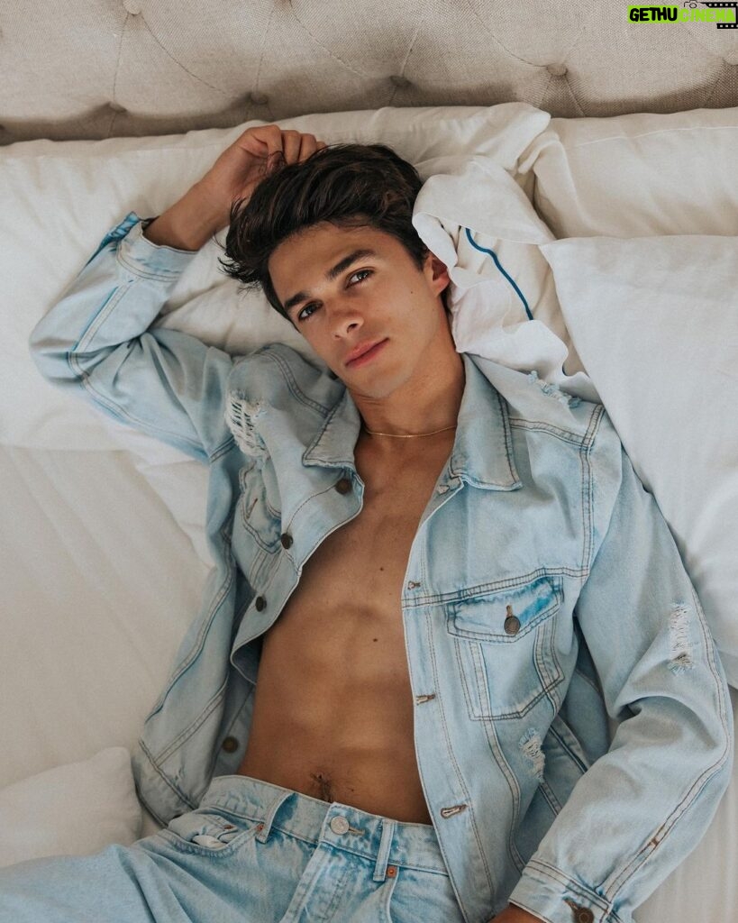 Brent Rivera Instagram - Lazy in bed ✨💙