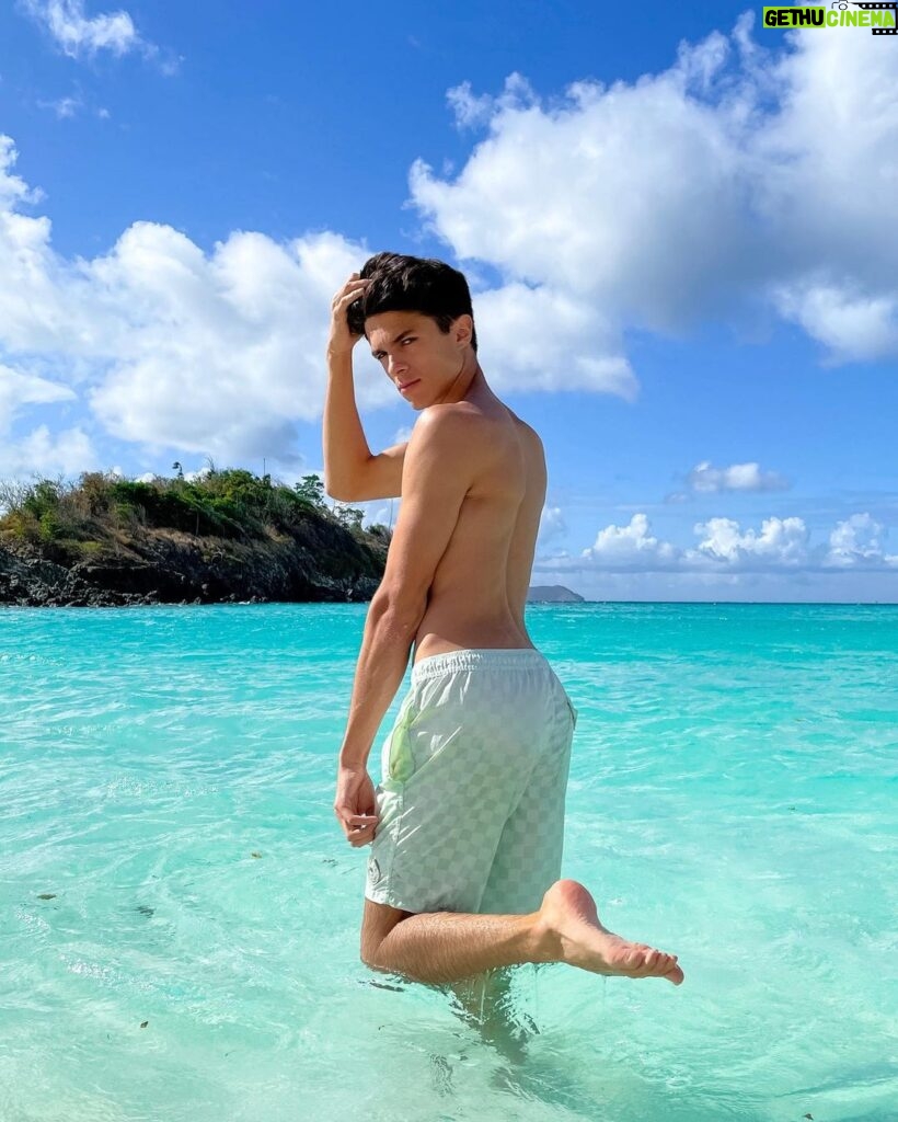 Brent Rivera Instagram - How girls take pictures at the beach 🏝😂 Saint Thomas, US Virgin Islands