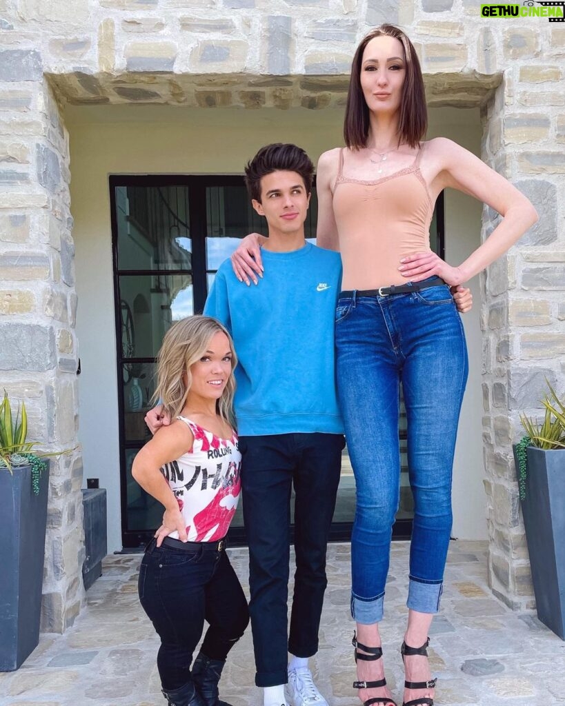 Brent Rivera Instagram - My valentine dates 😘❤️ comment how tall you are :)