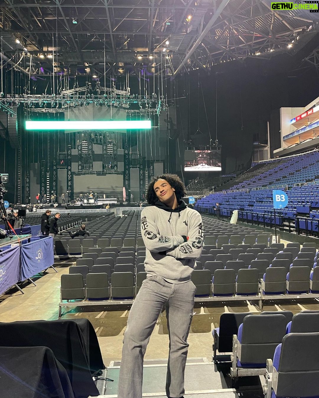 Brett Sewell Instagram - Jingle Bell Ball 2022.❄️ What a way to wrap up this year, super grateful for all the blessings that continue unravel. Grateful that I get to do what I love each and every day. Thank you to everyone who has made this year so dayyym special. Huge thank you @dancersincworld and #ElizabethHonan you guys continue to push to make all my dreams come true and I am beyond thankful. Big love! Excited for 2023! Another year of greatness! X The 02 Arena