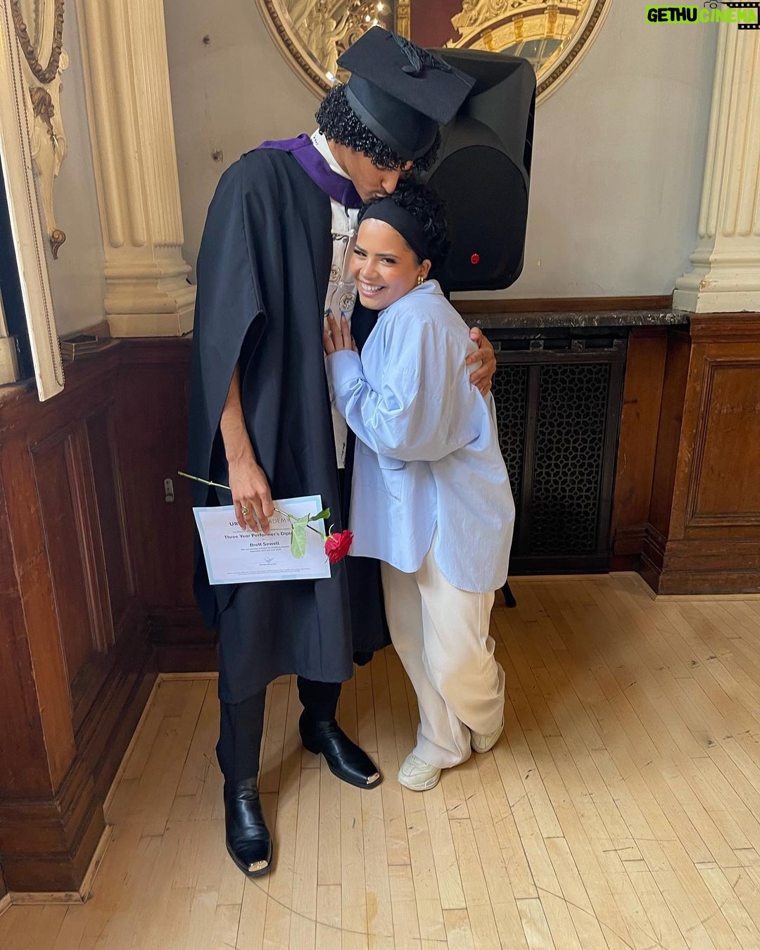 Brett Sewell Instagram - Graduated surrounded by all my favourite people. Super grateful for all the love and support.🤍 The Urdang Academy