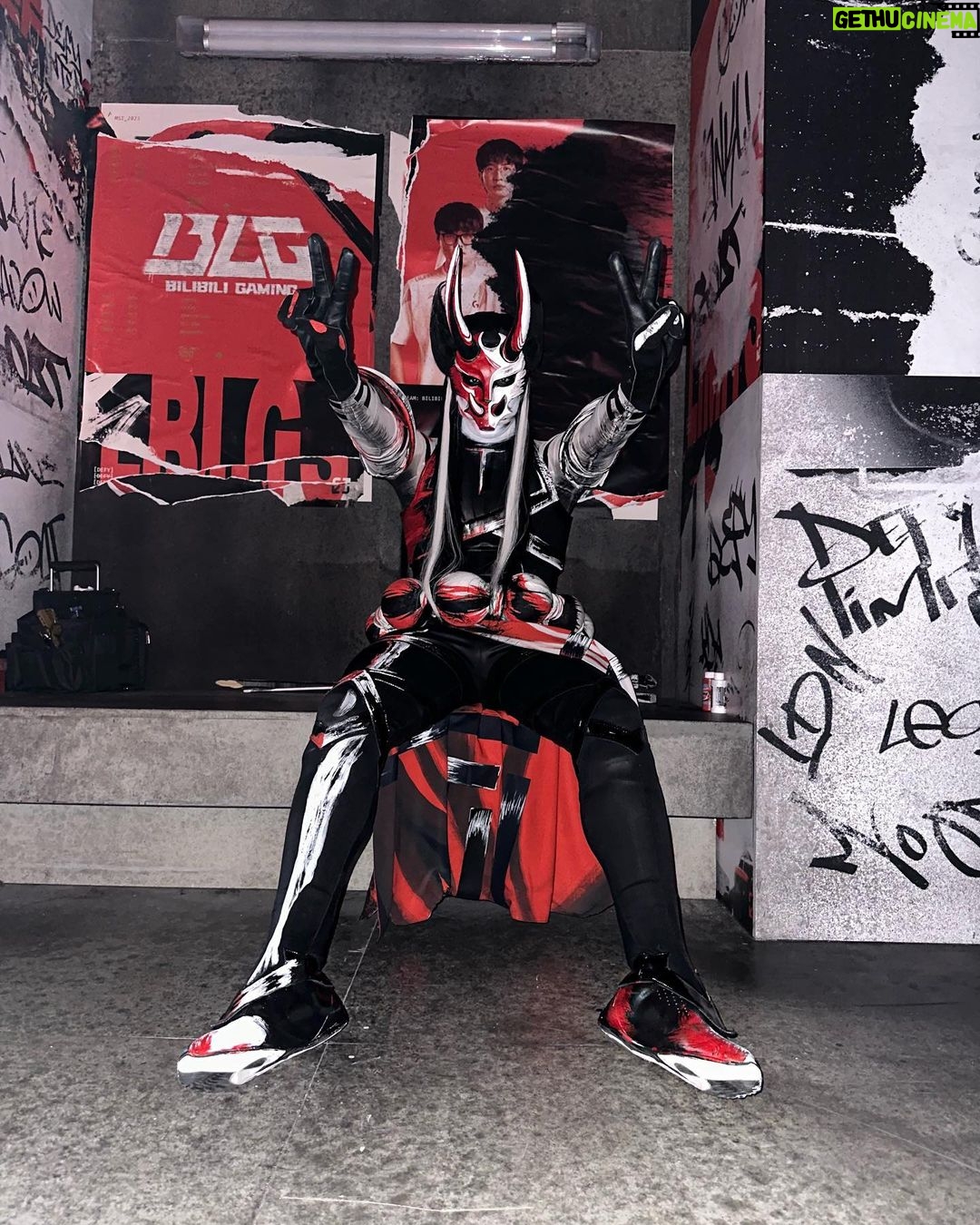 Brett Sewell Instagram - @leagueoflegends / YONE.😈 The last 2 weeks have been a blast! Super grateful for this experience! Thank you @amckdance I appreciate y’all! I had a epic time on this one with so many amazing people! Love! Huge thank you to @aclark_4 you are the best and I’m just so thankful. Nothing but love for you and another amazing experience shared! Thank you for trusting me with YONE! your fruit ninja for life lol Big thank you to @danivitale loved being part of this performance! Thanks to the incredible creative team behind this opening ceremony! Hair, make up, costume and all of production! Special thanks to @athenalawton for making me look and feel so amazing! She’s the magic behind this incredible piece of art that I’m wearing. A great end to the week! X Copper Box Arena