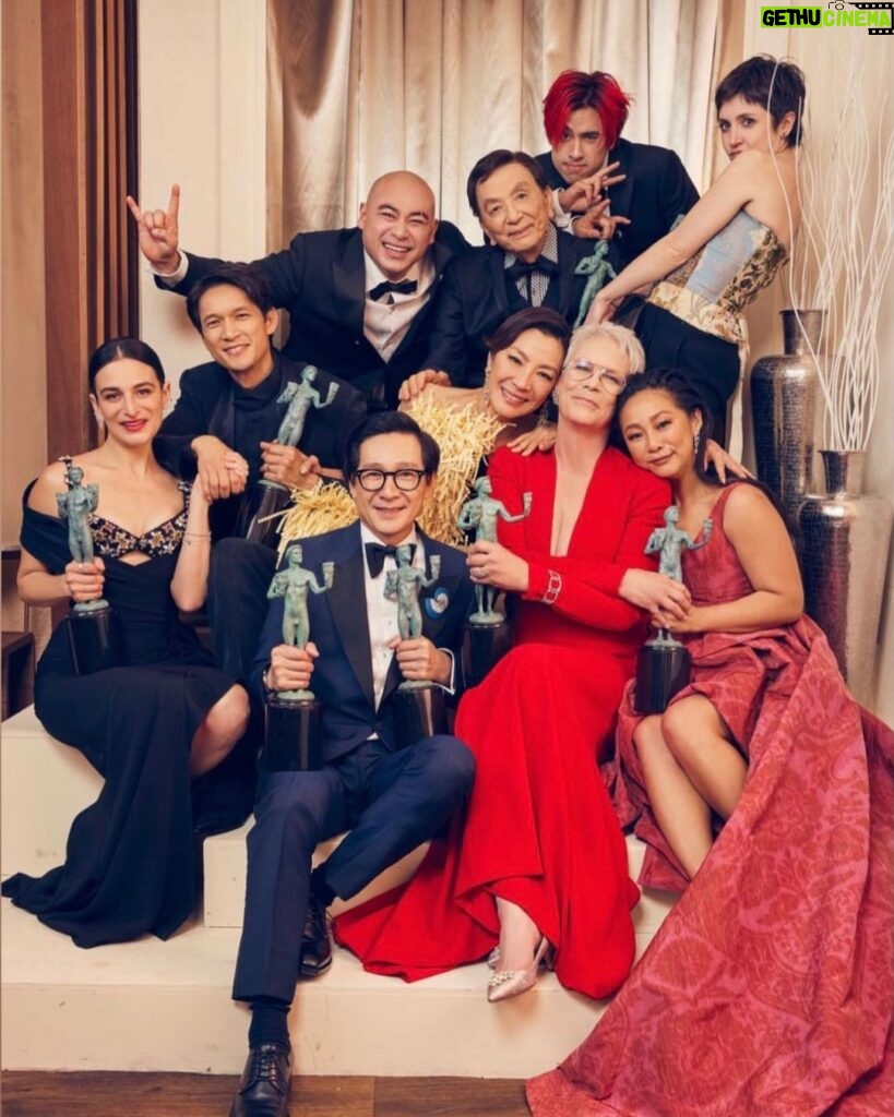 Brian Le Instagram - @everythingeverywheremovie @sagawards FAMILY PORTRAIT 🏆💜 Just so grateful to be a part of a family making history! THANK YOU @sagawards 📸: @iheartmaarten @shutterstocknow 🙏 for capturing this moment in history!! #SAGawards #everythingeverywhereallatonce #thedaniels #michelleyeoh #kehuyquan #jamieleecurtis #stephaniehsu #harryshumjr #jameshong #martialclub #EEAAO #Family