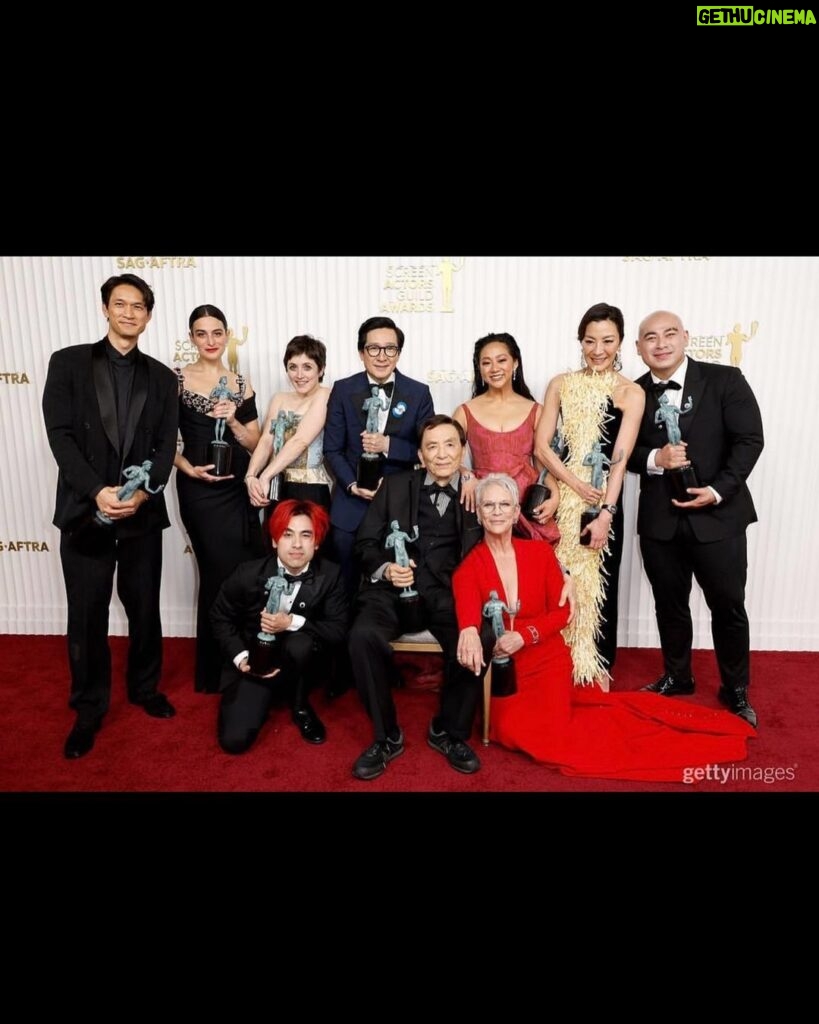 Brian Le Instagram - @everythingeverywheremovie @sagawards FAMILY PORTRAIT 🏆💜 Just so grateful to be a part of a family making history! THANK YOU @sagawards 📸: @iheartmaarten @shutterstocknow 🙏 for capturing this moment in history!! #SAGawards #everythingeverywhereallatonce #thedaniels #michelleyeoh #kehuyquan #jamieleecurtis #stephaniehsu #harryshumjr #jameshong #martialclub #EEAAO #Family