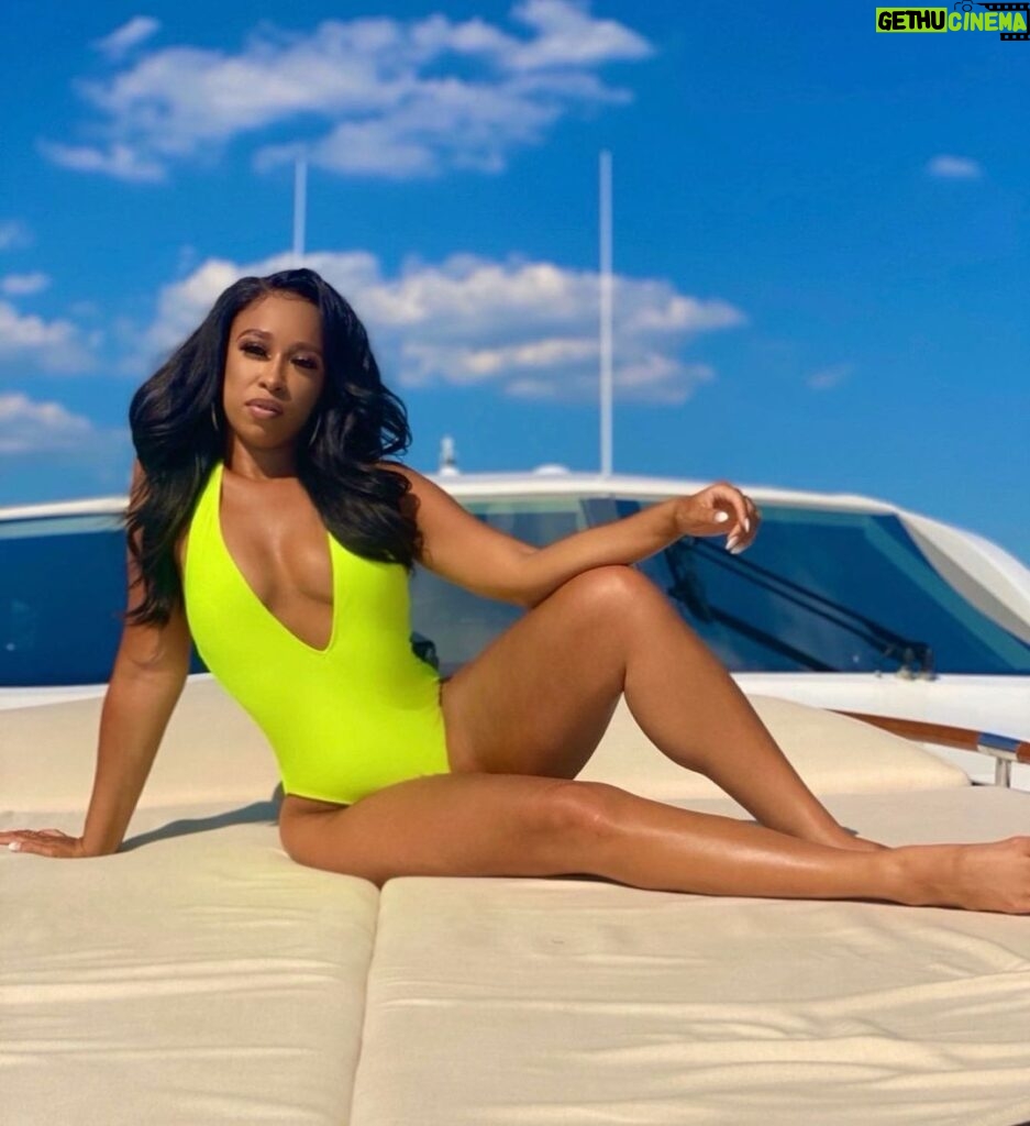 Brittany Lee Lewis Instagram - There’s so much pressure on women, especially if we’re “serious about our career” to cover-up and monitor what we wear and what we post. Even if we go on vacations, wear swimsuits, and take fun pictures, we’re still supposed to adhere to respectability. In this world, they can sell our bodies but shame us for wearing them. We’re told that we can’t be credible and successful while also being beautiful or, dare I say… sexy. Regardless, respectability ain’t my thing. Those aren’t my politics. Besides, any space or institution that wants to confine me or any of us to 1950 womanhood tropes isn’t a place I’d want to be in (although I recognize it’s a privilege to have that choice). We don’t need to conform to these unrealistic, one-dimensional, antiquated norms. Instead, let’s continue to embrace the multi-layered humans that we are. So here’s to all of us women living freely, breaking boundaries, owning and loving our bodies in all the ways ((we)) see fit. Swipe to see some of the ways these issues still persist.