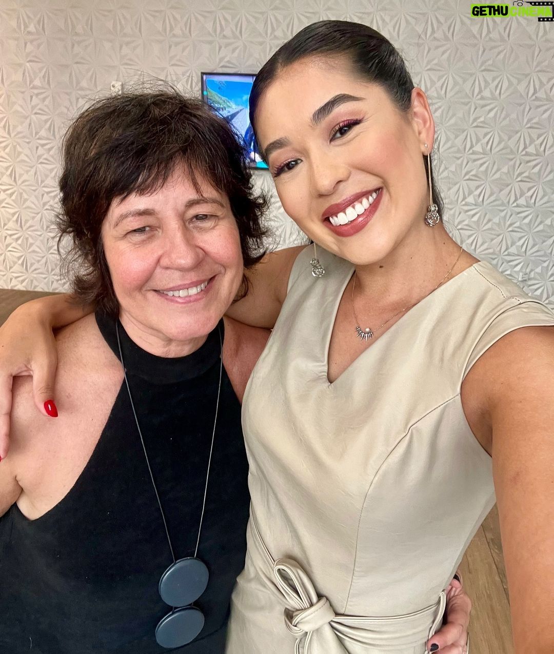 Bruna Aiiso Instagram - É hoje! Último capítulo de #terraepaixão 🥹💕🌱 Parabéns time lindo, equipe, elenco, autores…que golaço foi essa novela! Vai deixar saudades… Foto do dia em que conheci a @thelmaguedes um prazer enorme. Estúdios Globo