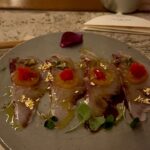 Bruna Aiiso Instagram - Fomos convidadas pela @sakuraalimentos para viver uma experiência gastronômica no restaurante pop-up Om.akase que ocupa os espaços Varanda e The Little Pool Bar do JANEIRO Hotel, no Leblon. O menu degustação criado pelo chef @andersonharuo estava simplesmente perfeito. Vou mostrar todos os pratos num reels já já! 🍣🍘🍚🎏 #japanesefood #gastronomiajaponesa #japaneseculture