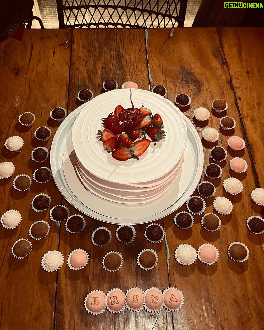Bruna Aiiso Instagram - Obrigada meus amigos tão amados que fizeram meu dia mais feliz…E @atelie.dalucy que deixou tudo mais doce! #bdayAiiso 🎈❤️🫶16.10 São Paulo, Brazil