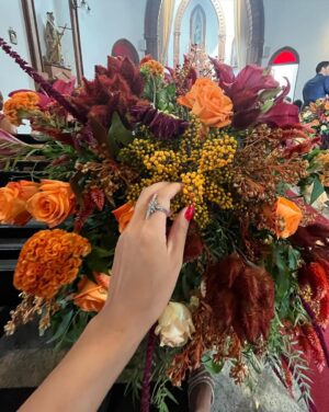 Bruna Aiiso Instagram - Seria esse o último casório de Nova Primavera? 👰🏽‍♀️🤵🏻💐 Hoje tem Aline e Caio no altar! #terraepaixão 

Que tal o look de Laurita? Eu amei.