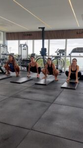 Bruna Aiiso Instagram - Consciência corporal e consciência de que não tem consciência corporal @kizivaz @brunaaiiso @yris_sampaio @rafalund