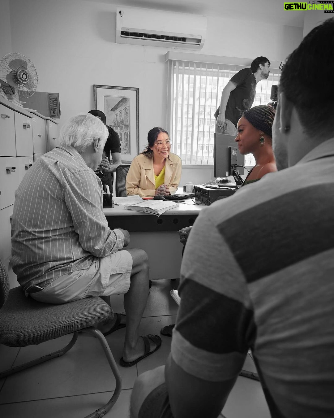 Bruna Aiiso Instagram - #tbt especial 🎬BASTIDORES🎬 Contando os dias para #malditobeneficioofilme 🥹🫶 Equipe técnica Produtor: Antonio Fagundes @antoniofagundes @fafacultural Produtora Executiva: Bruna Dantas @bruneca Diretor e Roteirista: Leonardo Cortez @leonardofcortez Produtora de Elenco: Alexandra Martins @aalexandramartins Diretor de Fotografia: Patrick Hansen @patrickhanser Diretora de Arte: Bruna Veras @bruveras Assistente de Direção: Claire Castelano @clairecastelano Figurinista: Dai Canzain @daicanzain Diretor de Produção: Edu Andreani @eduandreani Assistente de Câmera e Foquista: Mariah @marpelomundo Logger e Continuista: Marcela Melchiades @marcelamelchiades Gaffer: Riccardo Melchiades @riccardomelchiades Maquiadora: Andreza Reis @andrezareispro Produtora de Arte: Roberta Valente @valente_roberta Produtora de Locação: Monica de Souza @monicasouzaproducao Platô: Filipe Falca @filipifalca Som Direto: Marcio Padilha @marcio_padilha_001 Assistente de Produção: Executiva: Roberta Afonso robertaxfonso Assistente de Arte: Bia Daut @biadaut Vídeo Assist: Arthur de Araujo @naovouproceuamem Assistente de Maquiagem: Fernanda Perez @euferperez Assistente de Platô: Maiqui Inacio @maiqueinacio Catering: @bellagularj Rio de Janeiro, Rio de Janeiro