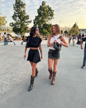 Bruna Marquezine Instagram - a adolescente que habita em mim anda sendo muito feliz