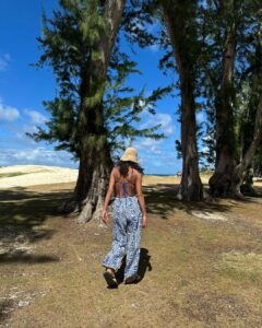 Bruna Marquezine Instagram - 💙🦋🧢🐟🦕🥏🐳🐬👕👖🥣🌀🧞‍♂️🪣📘🧵🎽🪁🫐🩵