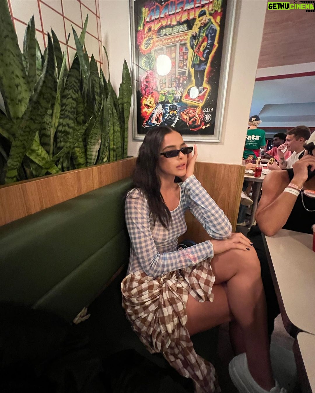 Bruna Marquezine Instagram - uns look e uns lanche
