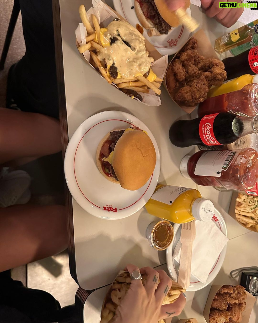 Bruna Marquezine Instagram - uns look e uns lanche
