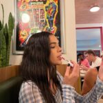 Bruna Marquezine Instagram - uns look e uns lanche