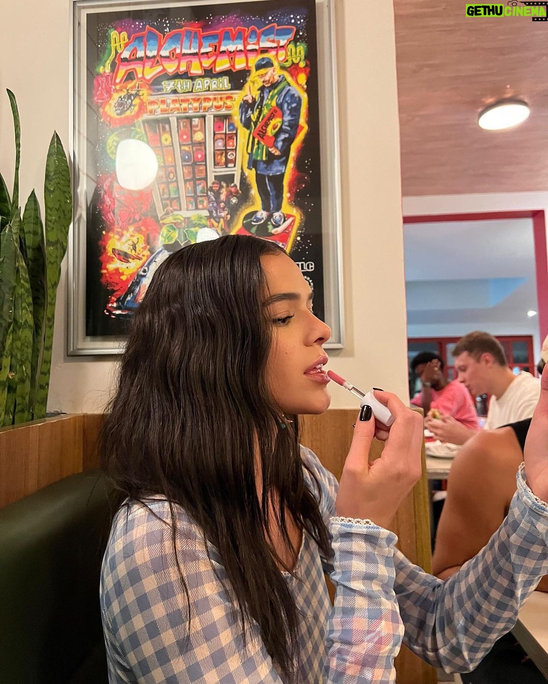Bruna Marquezine Instagram - uns look e uns lanche
