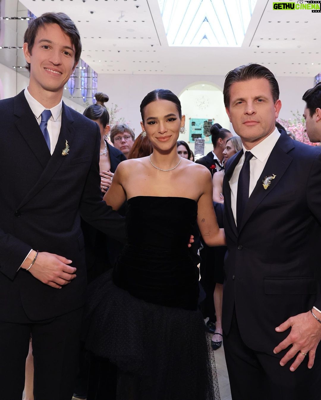 Bruna Marquezine Instagram - Celebrating #TheTiffanyLandmark with @tiffanyandco