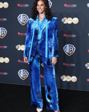 Bruna Marquezine Instagram - #CinemaCon with the @wbpictures and @dcofficial family 💙🪲 #BlueBeetle