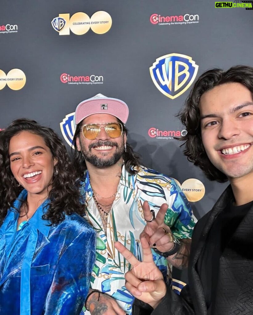 Bruna Marquezine Instagram - #CinemaCon with the @wbpictures and @dcofficial family 💙🪲 #BlueBeetle